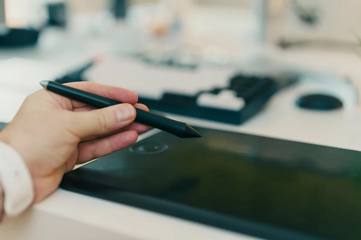 Grafik tablet üzerinde çizim yapan bir tasarımcı