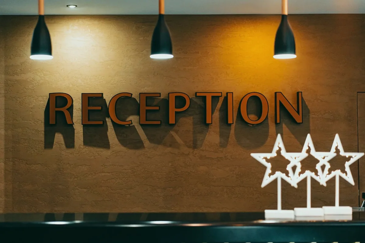 Gece otel lobisinde resepsiyon masası
