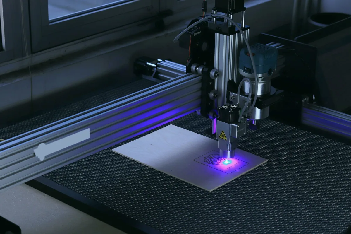 Lazer kesim makinesiyle ahşap üzerine kazıma