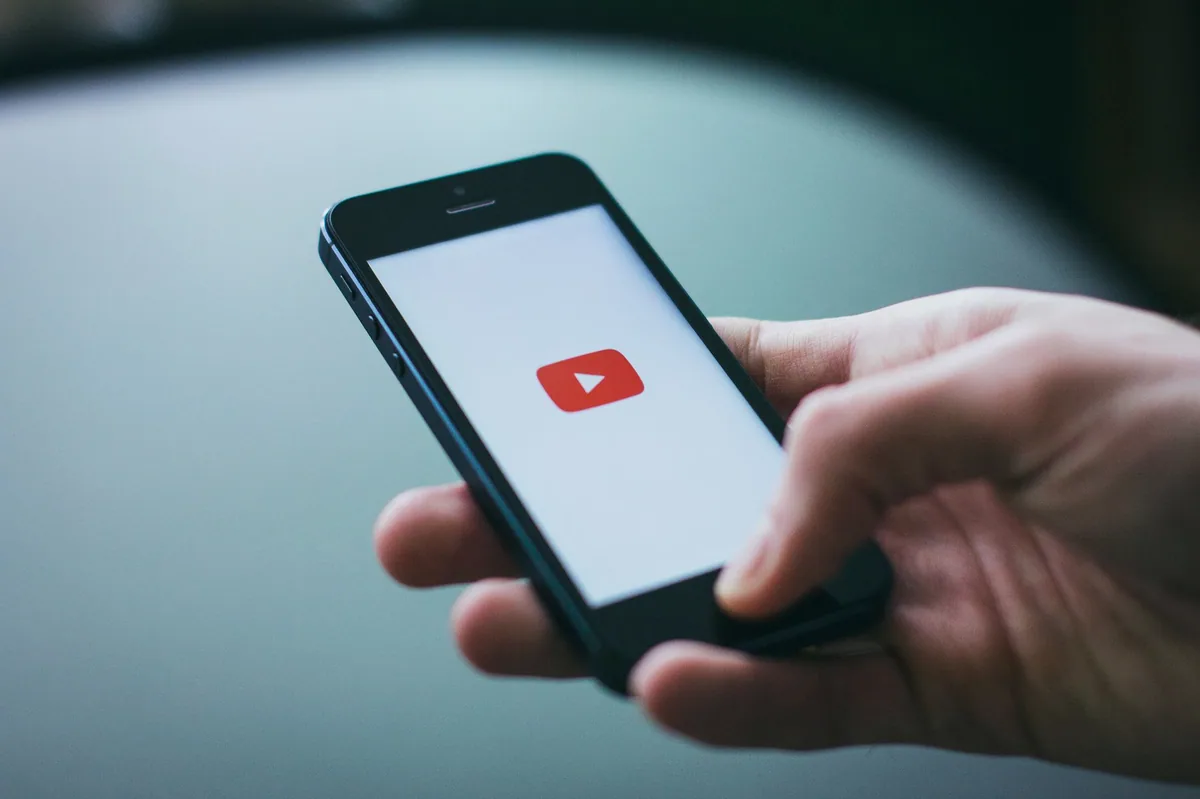 Akıllı telefonda reklam videosu izleyen kişi