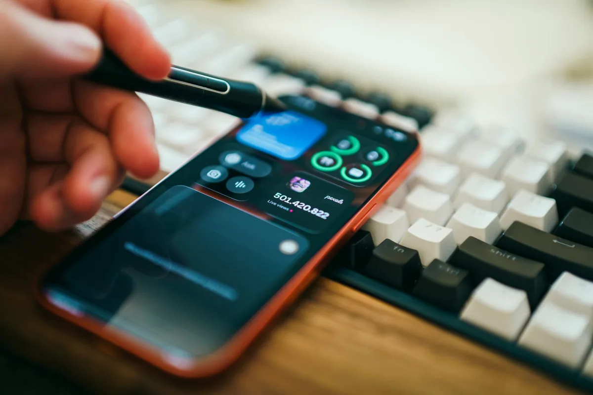 Telefonda içerik üretici analiz ekranına bakan kişi