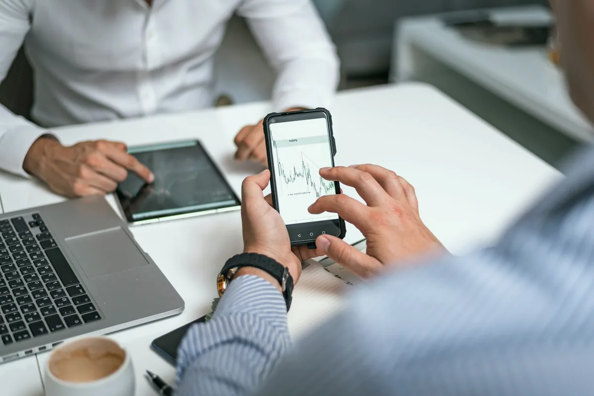 Telefon ekranında saatlik etkinlik grafiği inceleyen kişi
