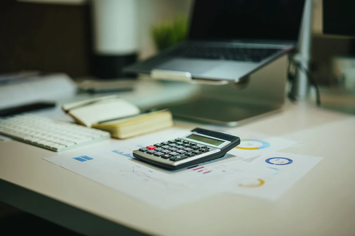 Masada hesap makinesi, defter ve dizüstü bilgisayar