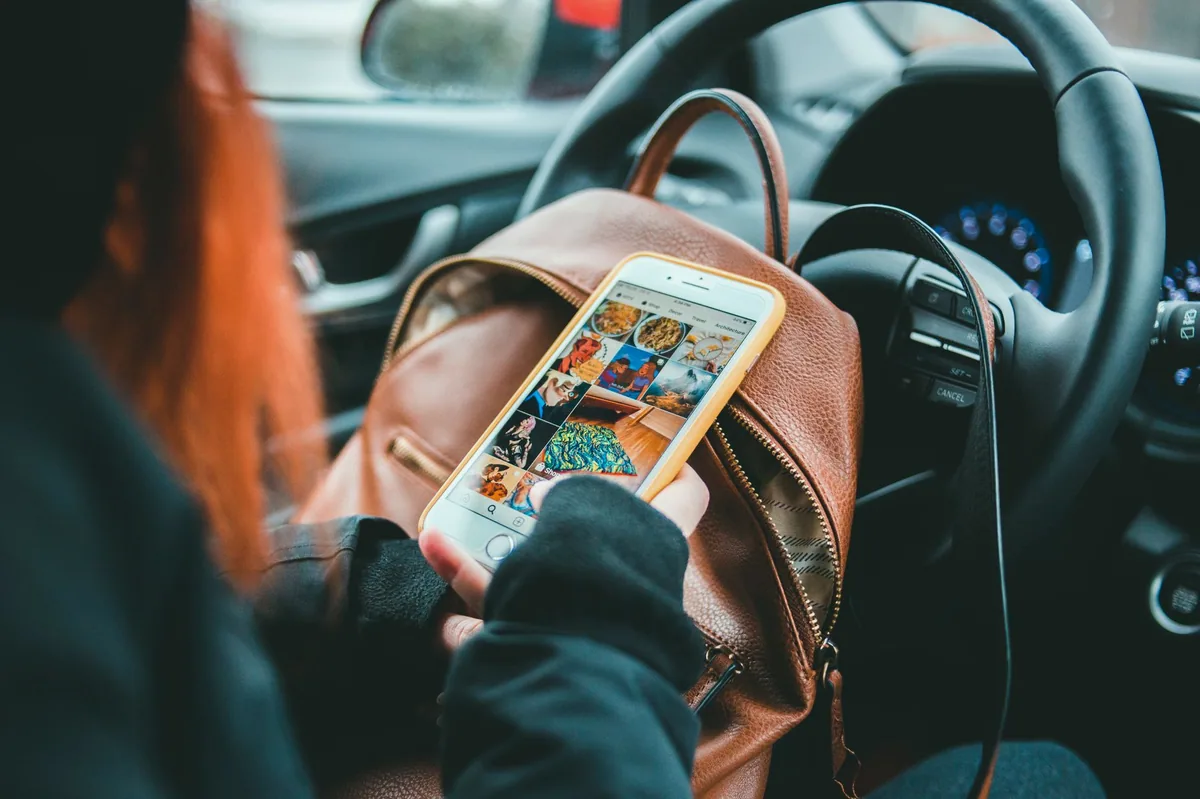Telefonda sosyal medya yönetim panelini inceleyen kişi