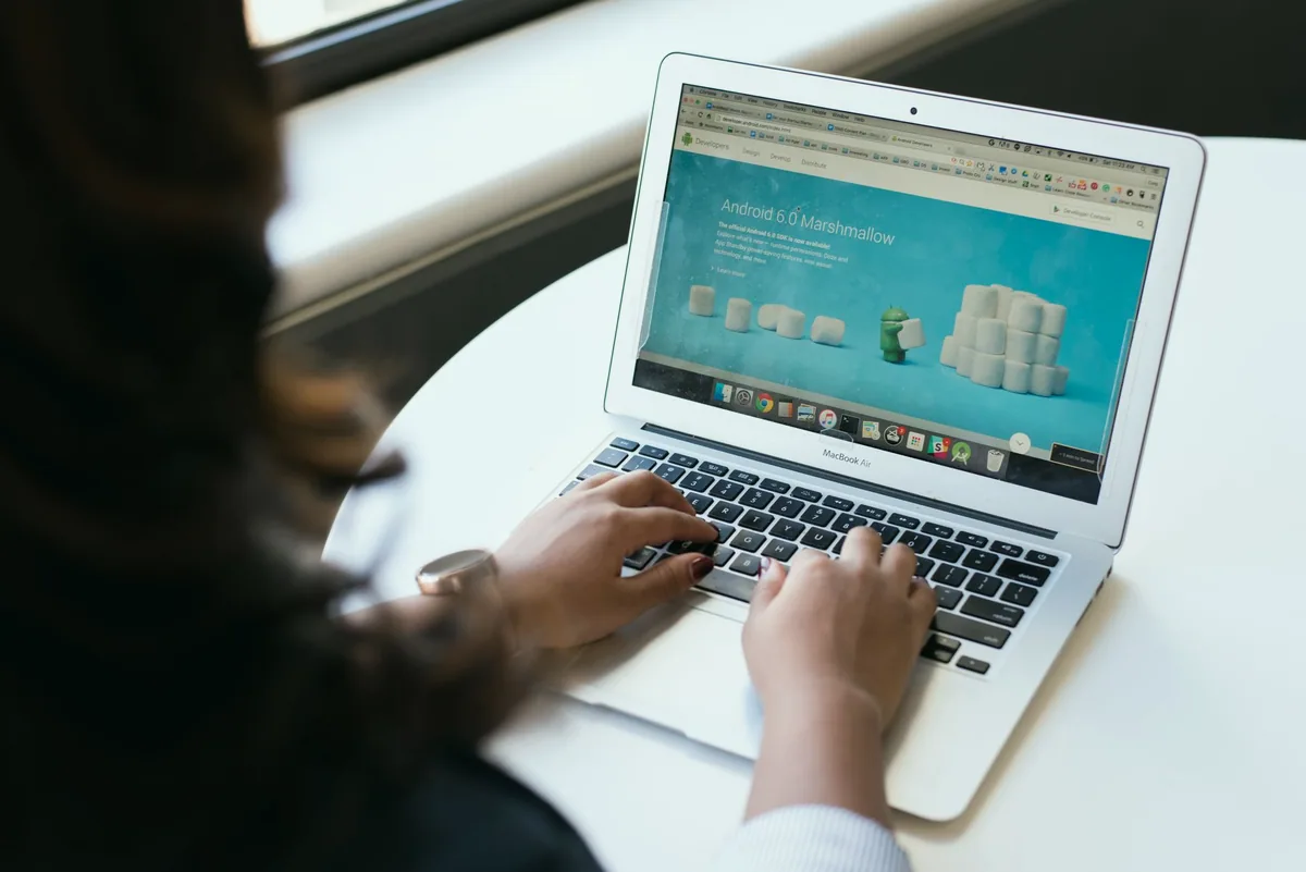 Dizüstü bilgisayarda web sitesi ve reklam alanları